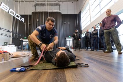 Москва. Инструктор учебного центра тактической медицины Ян Махно (слева) во время проведения курса по оказанию доврачебной помощи.