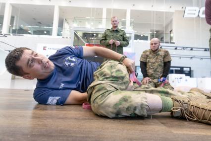 Москва. Инструктор учебного центра тактической медицины Ян Махно во время проведения курса по оказанию доврачебной помощи.