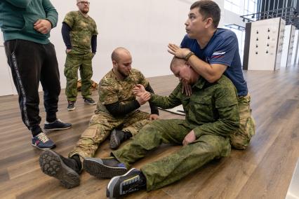 Москва. Инструктор учебного центра тактической медицины Ян Махно (справа) во время проведения курса по оказанию доврачебной помощи.