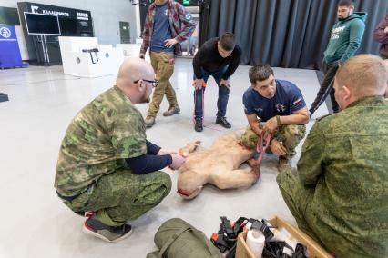 Москва. Инструктор учебного центра тактической медицины Ян Махно во время проведения курса по оказанию доврачебной помощи.