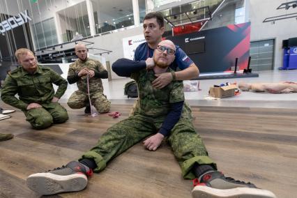 Москва. Инструктор учебного центра тактической медицины Ян Махно (в центре на втором плане) во время проведения курса по оказанию доврачебной помощи.