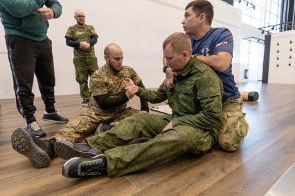 Москва. Инструктор учебного центра тактической медицины Ян Махно (справа) во время проведения курса по оказанию доврачебной помощи.