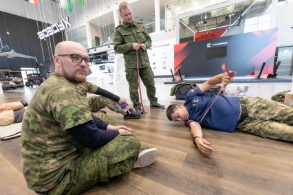 Москва. Инструктор учебного центра тактической медицины Ян Махно (справа) во время проведения курса по оказанию доврачебной помощи.