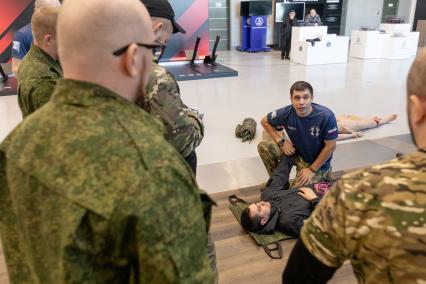 Москва. Инструктор учебного центра тактической медицины Ян Махно во время проведения курса по оказанию доврачебной помощи.