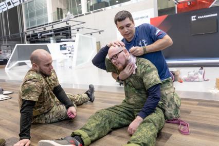 Москва. Инструктор учебного центра тактической медицины Ян Махно (справа) во время проведения курса по оказанию доврачебной помощи.