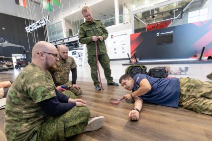 Москва. Инструктор учебного центра тактической медицины Ян Махно (справа) во время проведения курса по оказанию доврачебной помощи.