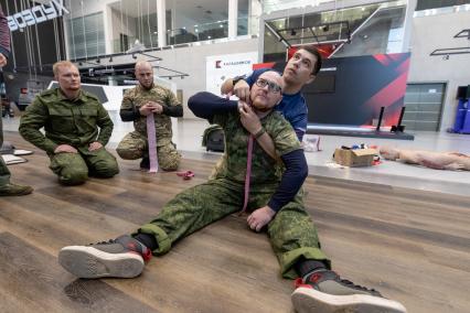 Москва. Инструктор учебного центра тактической медицины Ян Махно (в центре на втором плане) во время проведения курса по оказанию доврачебной помощи.