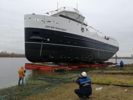 Ярославская область. Рыбинск. Торжественный спуск на воду нового краболовного судна им. С. Приходько на `Верфи братьев Нобель`.