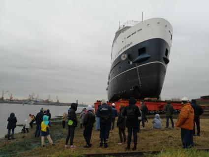 Ярославская область. Рыбинск. Торжественный спуск на воду нового краболовного судна им. С. Приходько на `Верфи братьев Нобель`.