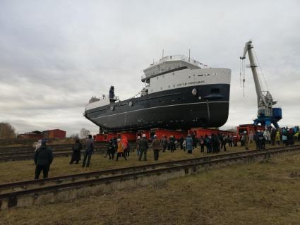 Ярославская область. Рыбинск. Торжественный спуск на воду нового краболовного судна им. С. Приходько на `Верфи братьев Нобель`.