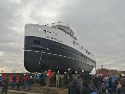 Ярославская область. Рыбинск. Торжественный спуск на воду нового краболовного судна им. С. Приходько на `Верфи братьев Нобель`.