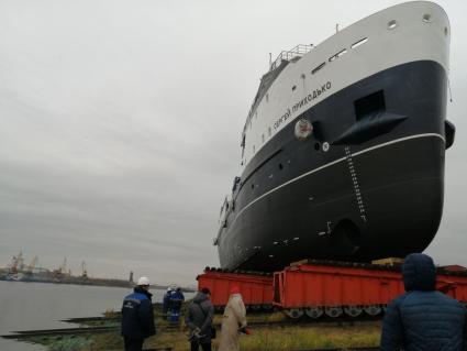 Ярославская область. Рыбинск. Торжественный спуск на воду нового краболовного судна им. С. Приходько на `Верфи братьев Нобель`.