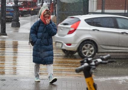 Пермь. Девушка переходит дорогу по пешеходному переходу.