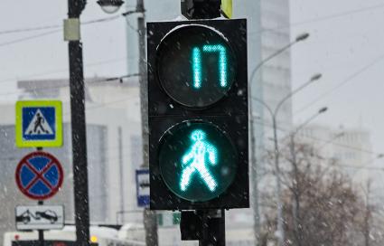 Пермь. Зеленый свет для пешеходов на светофоре.