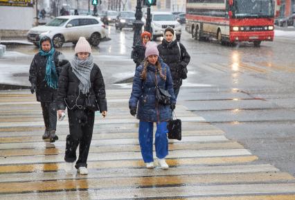 Пермь. Женщины переходят дорогу по пешеходному переходу.