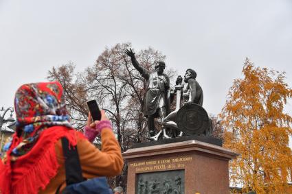 Москва. Церемония открытия памятника гражданину Минину и князю Пожарскому на Красной площади после реставрации.