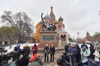 Москва. Директор Государственного исторического музея Алексей Левыкин (слева) и генеральный директор реставрационной мастерской `Наследие` Юрий Щедров на церемонии открытия памятника гражданину Минину и князю Пожарскому на Красной площади после реставрации.