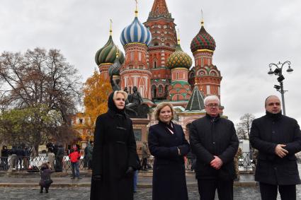 Москва. (слева направо) Заместитель председателя правительства РФ Татьяна Голикова, министр культуры РФ Ольга Любимова, директор Государственного исторического музея Алексей Левыкин и генеральный директор реставрационной мастерской `Наследие` Юрий Щедров на церемонии открытия памятника гражданину Минину и князю Пожарскому на Красной площади после реставрации.