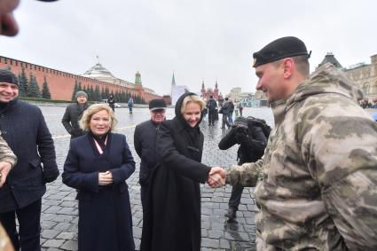 Москва. Министр культуры РФ Ольга Любимова, директор Государственного исторического музея Алексей Левыкин и заместитель председателя правительства РФ Татьяна Голикова приветствуют военнослужащего на Красной площади после церемонии открытия отреставрированного памятника гражданину Минину и князю Пожарскому.