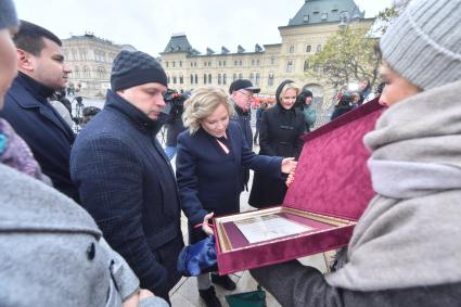 Москва. (слева направо) Министр культуры РФ Ольга Любимова, директор Государственного исторического музея Алексей Левыкин и заместитель председателя правительства РФ Татьяна Голикова на церемонии открытия памятника гражданину Минину и князю Пожарскому на Красной площади после реставрации.