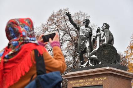 Москва. Церемония открытия памятника гражданину Минину и князю Пожарскому на Красной площади после реставрации.