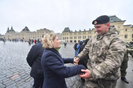 Москва. Министр культуры РФ Ольга Любимова приветствует военнослужащего на Красной площади после церемонии открытия отреставрированного памятника гражданину Минину и князю Пожарскому.