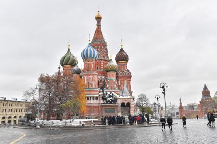 Москва. Церемония открытия памятника гражданину Минину и князю Пожарскому на Красной площади после реставрации.