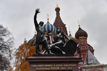 Москва. Церемония открытия памятника гражданину Минину и князю Пожарскому на Красной площади после реставрации.