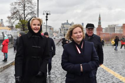 Москва. Заместитель председателя правительства РФ Татьяна Голикова (слева), министр культуры РФ Ольга Любимова и директор Государственного исторического музея Алексей Левыкин после церемонии открытия памятника гражданину Минину и князю Пожарскому на Красной площади после реставрации.