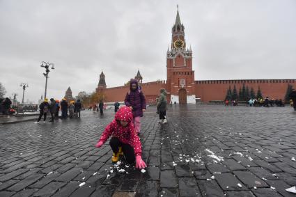 Москва. Дети играют со снегом на Красной площади.