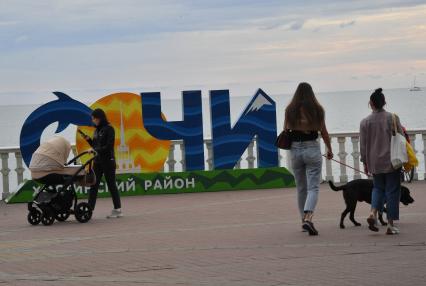 Сочи. Одыхающие на городской  набережной.