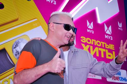 Москва. Солисты группы Сергей Суровенко и Алексей Радченко`Отпетые мошенники`перед началом концерта `Золотые хиты МУЗ-ТВ` в столичном концертном зале`Music Media Dome`.