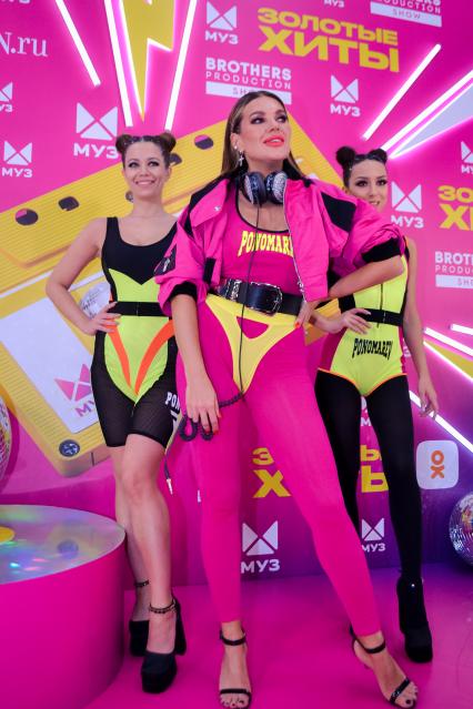 Москва. Dj Katya Guseva перед началом концерта `Золотые хиты МУЗ-ТВ` в столичном концертном зале`Music Media Dome`.