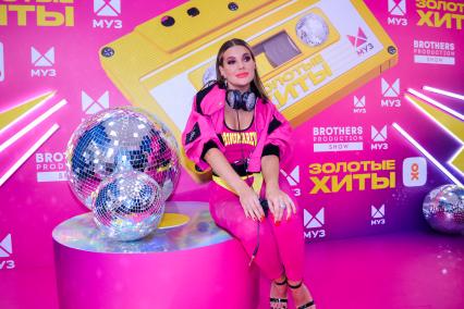 Москва.  Dj Katya Guseva  перед  началом  концерта `Золотые хиты МУЗ-ТВ` в столичном концертном зале`Music Media Dome`.