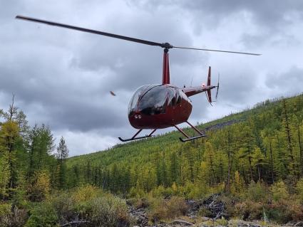 Иркутская область. Бодайбинский район. Легкий вертолет Robinson R44 Raven I.