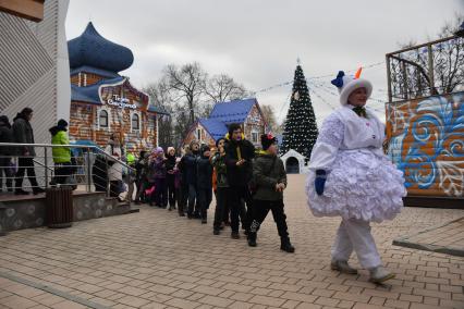 Москва.  Аниматор-снеговик во время развлекательной программы для детей  на открытии сезона в усадьбе Деда Мороза.