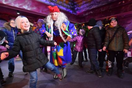 Москва.  Аниматор в костюме Бабы-Яги во время развлекательной программы для детей  на открытии сезона в усадьбе Деда Мороза.