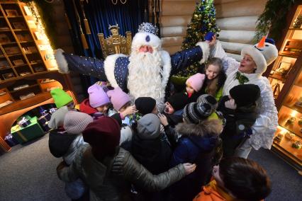 Москва. Дед Мороз с детьми во время  развлекательной программы  на открытии сезона в усадьбе Деда Мороза.