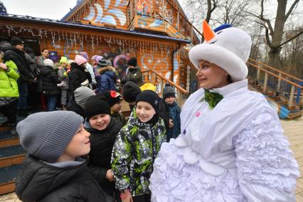 Москва.  Аниматор-снеговик во время развлекательной программы для детей  на открытии сезона в усадьбе Деда Мороза.