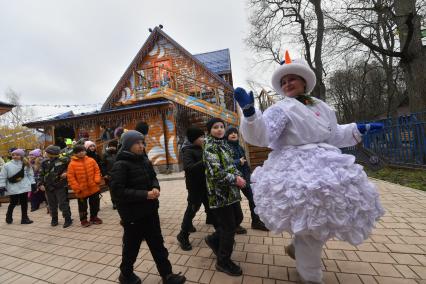 Москва.  Аниматор-снеговик во время развлекательной программы для детей  на открытии сезона в усадьбе Деда Мороза.