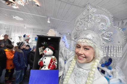 Москва.  Снегурочка во время развлекательной программы для детей  на открытии сезона в усадьбе Деда Мороза.