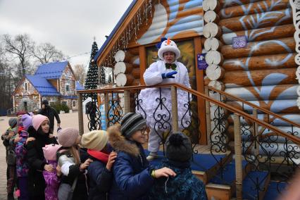 Москва.  Аниматор-снеговик во время развлекательной программы для детей  на открытии сезона в усадьбе Деда Мороза.