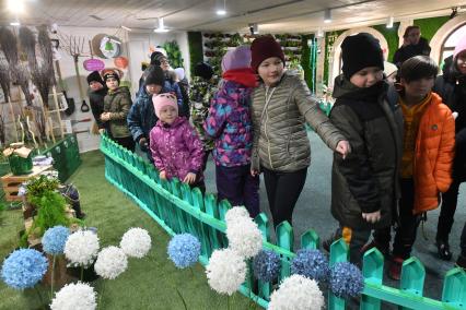 Москва.  Дети во время развлекательной программы  на открытии сезона в усадьбе Деда Мороза.