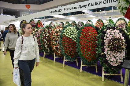 Москва. Посетители на выставке погребальных принадлежностей, похоронного сервиса, мемориального искусства `Некрополь - WorldRussia 2022` в центральном выставочном комплексе `Экспоцентр`.
