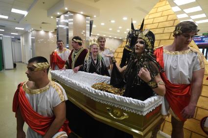 Москва. Участники театрализованного представления на выставке погребальных принадлежностей, похоронного сервиса, мемориального искусства `Некрополь - WorldRussia 2022` в центральном выставочном комплексе `Экспоцентр`.