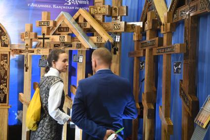 Москва. На выставке погребальных принадлежностей, похоронного сервиса, мемориального искусства `Некрополь - WorldRussia 2022` в центральном выставочном комплексе `Экспоцентр`.
