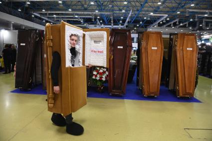 Москва. Гробы на выставке погребальных принадлежностей, похоронного сервиса, мемориального искусства `Некрополь - WorldRussia 2022` в центральном выставочном комплексе `Экспоцентр`.