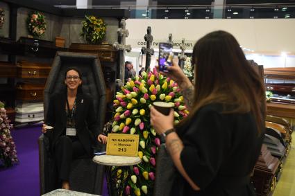 Москва. Посетители на выставке погребальных принадлежностей, похоронного сервиса, мемориального искусства `Некрополь - WorldRussia 2022` в центральном выставочном комплексе `Экспоцентр`.