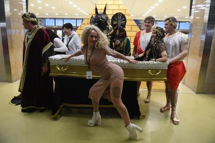 Москва. Участники театрализованного представления на выставке погребальных принадлежностей, похоронного сервиса, мемориального искусства `Некрополь - WorldRussia 2022` в центральном выставочном комплексе `Экспоцентр`.