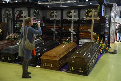 Москва. Гробы на выставке погребальных принадлежностей, похоронного сервиса, мемориального искусства `Некрополь - WorldRussia 2022` в центральном выставочном комплексе `Экспоцентр`.